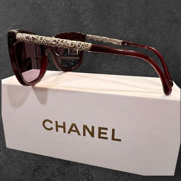 CHANEL Red Sunglasses with Gold Case main image 7